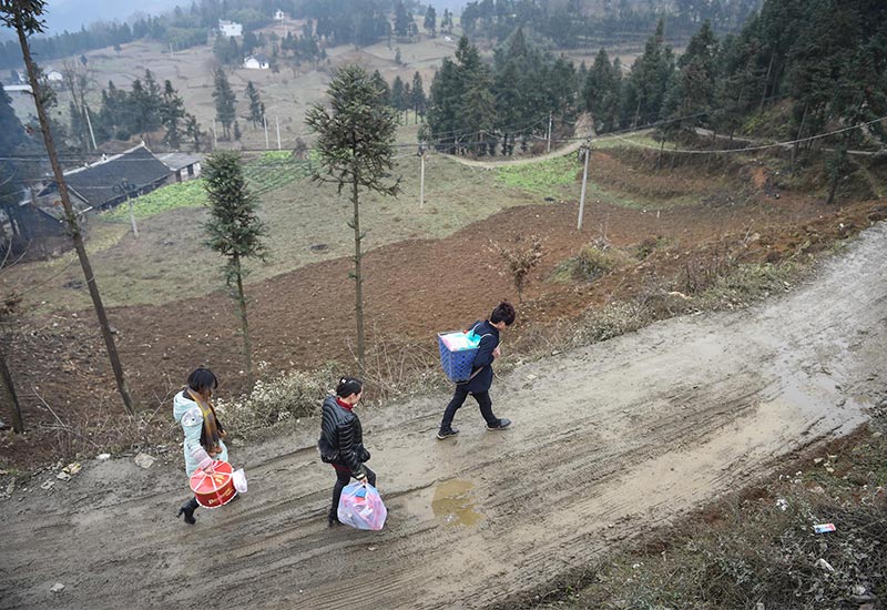 2月6日,在贵阳打工的贵州省纳雍县董地乡沙落村26岁的张廷(右)与