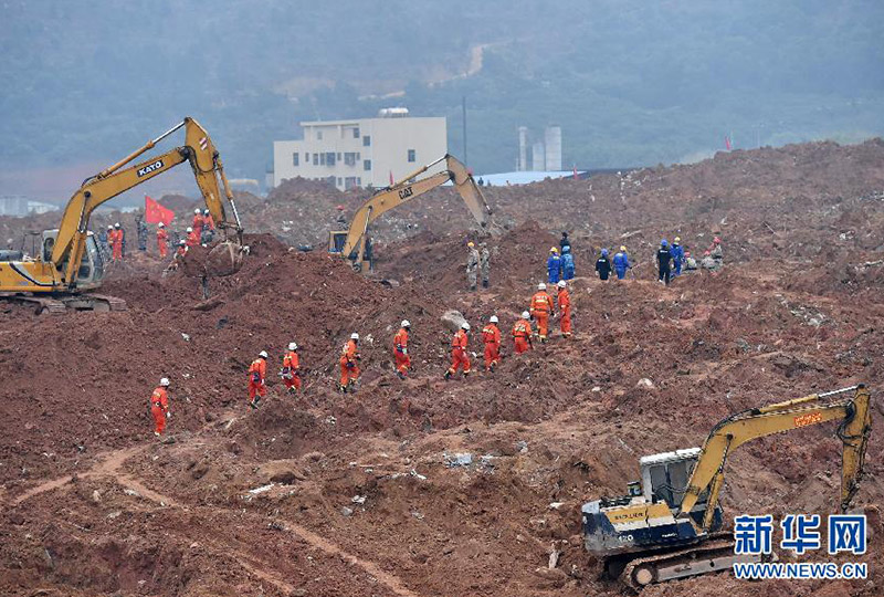 12月21日,救援人员在深圳山体滑坡现场搜救 新华社记者 梁旭 摄