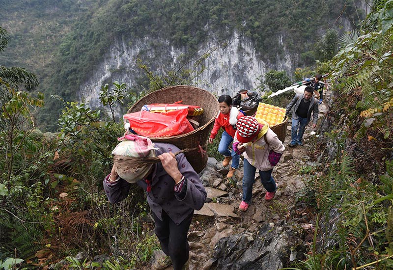 新华社贵阳2月6日电 题:返乡路变"囧途",如何畅通"最后一公里"?