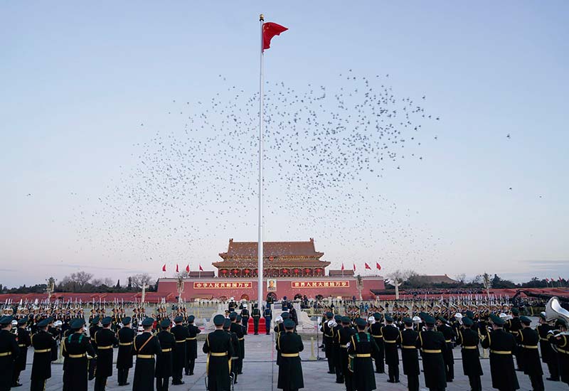 1月1日,礼号手在北京天安门城楼吹响升旗号角