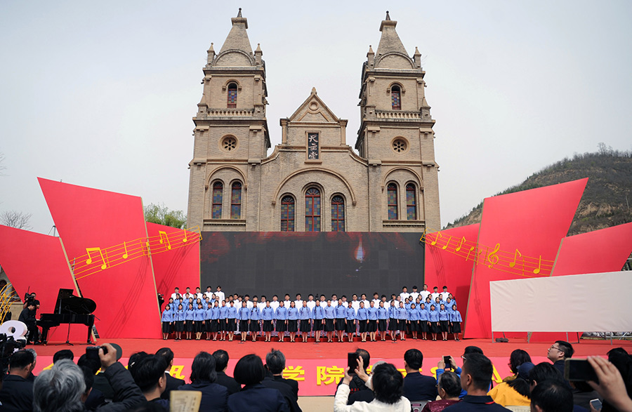 题:新时代呼唤民族复兴新史诗——写在鲁迅艺术学院成立80周年之际