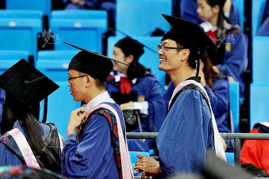 2015年6月30日,西南大学,石安杰身着学位服,准备上台接受校长的授位.